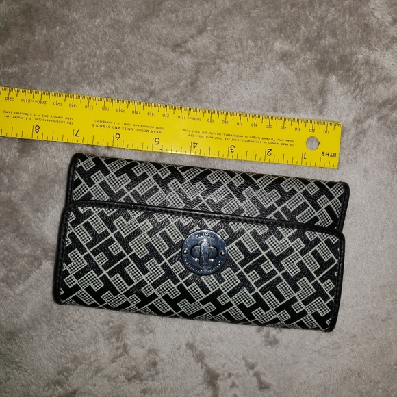 Tommy Hilfiger Women's Continental Checkbook Walle - Picture 3 of 7